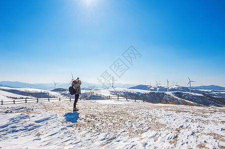 专业摄影师在冬季用照相机拍摄照片的冬天图片
