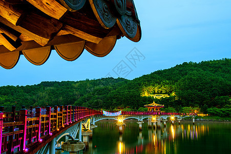 晚上在韩国安东的多彩桥或桥天空蓝色街道反射生活景观框架码头场景城市图片