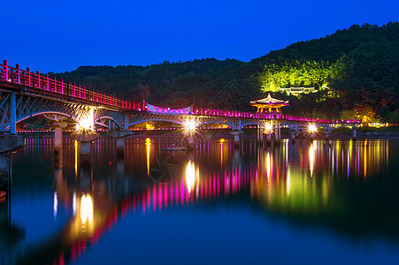 晚上在韩国安东的多彩桥或桥天空蓝色生活场景街道反射框架城市景观建筑学图片