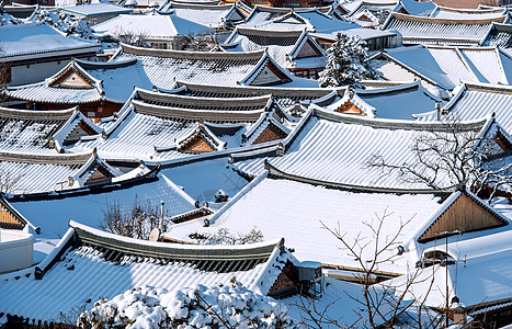 Jeonju传统朝鲜村的屋顶上满是雪全景下雪蓝色天线降雪天际丘陵雪景遗产建筑物图片