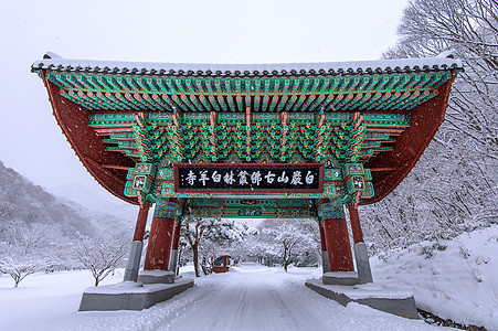 白阳萨寺门和下雪 奈詹桑山冬季有雪 韩国名山 冬地风景图片