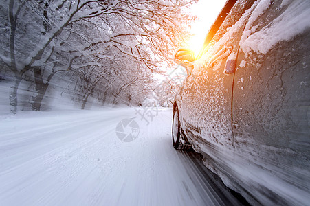 汽车和冬季下雪 在森林路上 有很多雪 (运动模糊)图片