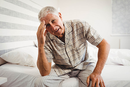 坐在床上的低贱老人挫折男性男人卧室悲伤公寓情感头发疾病晚礼服图片
