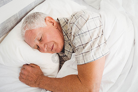 高年男子睡在床上家庭生活房子寝具男人老年眼睛就寝睡眠男性公寓图片