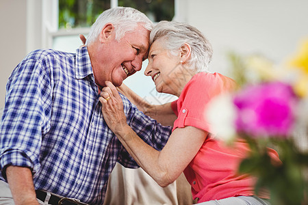 双对长辈互相看对方房子服装男性女士快乐微笑退休男人客厅亲密感图片