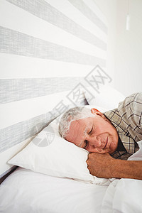 高年男子睡在床上住所退休老年房子晚礼服男士头发闲暇老年人午睡图片