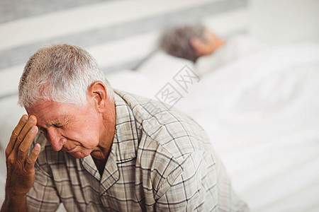 患有头痛的高级男子住所痛苦愤怒家庭疾病退休女士头发男性公寓图片