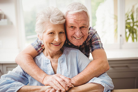 高龄夫妇拥抱的肖像退休感情喜悦厨房公寓家庭女性男性闲暇老年图片