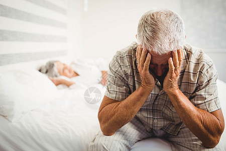 坐在床上的低贱老人男人老年晚礼服痛苦苦恼愤怒挫折卧室住所男性图片