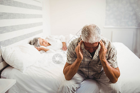 坐在床上的低贱老人晚礼服女士家庭生活退休家庭愤怒痛苦苦恼住所卧室图片