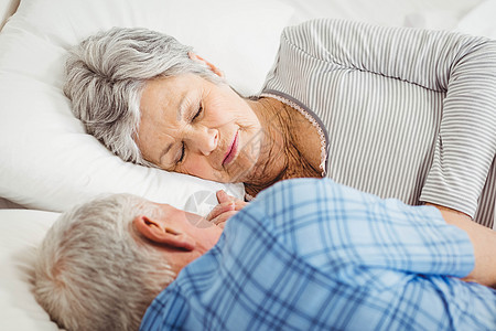 睡在床上的老年夫妇头发男人皱纹老年人闲暇女士房子夫妻晚礼服卧室图片