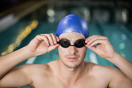 健身人调整护目镜身体活动男人健身房游泳者运动服游泳游泳镜泳装男性图片