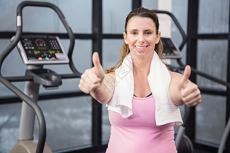 快乐的孕妇露出拇指健身房怀孕运动服俱乐部跑步机健身室护理运动微笑健身图片