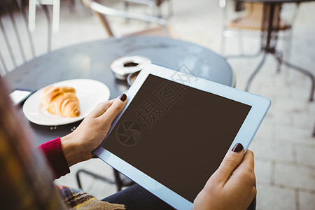 妇女使用石板咖啡杯子咖啡屋咖啡店药片饮料享受咖啡馆电脑休闲图片