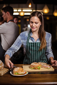 漂亮的咖啡厅 把三明治放在盘子里男人零售行业准备工作小吃服务器午休女士职业图片