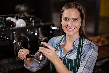 美艳的咖啡厅 为咖啡机挤咖啡咖啡师女士服务员女性零售机器服务器咖啡店店铺商业图片