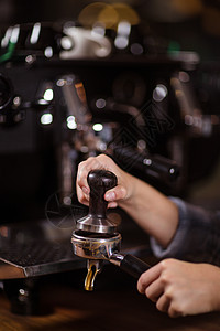 咖啡店贴近的咖啡厅 准备用机器煮咖啡图片