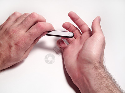 将钉子缝在男人的手上指甲男性保健卫生治疗拇指工具抛光宏观皮肤图片