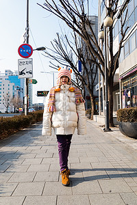 亚洲儿童的肖像城市马裤展示口袋夹克青少年裤子姿势孩子女孩图片