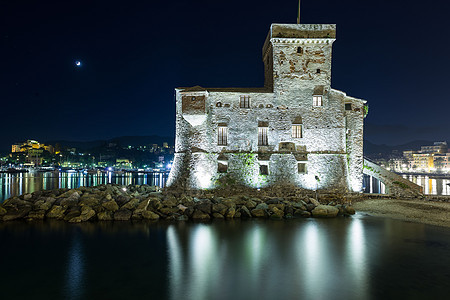 海边城堡夜景之夜观壁垒海岸城堡支撑海岸线海水图片