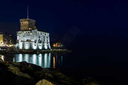 海边城堡夜景之夜观壁垒支撑海岸城堡海水海岸线图片