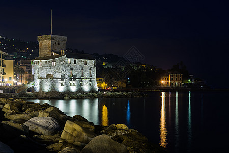 海边城堡夜景之夜观海岸城堡支撑壁垒海水海岸线图片