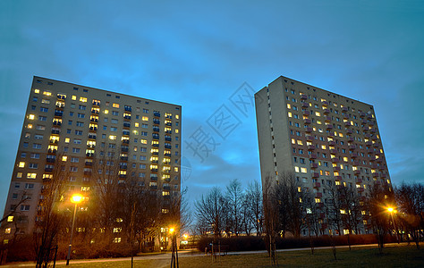 夜间在住宅区的摩天大楼房子植物住房天空建筑草地阳台建筑学窗户公园背景图片