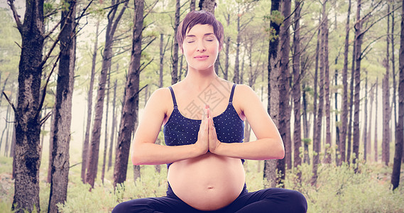 孕妇瑜伽孕妇双手合在一起坐在运动垫子上的复合图像 a 怀孕妇女林地女士眼睛护理森林松树农村待产身体影棚背景