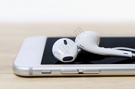 耳机和电话 轻点玩家电影金属娱乐工具机动性技术耳塞白色宏观图片