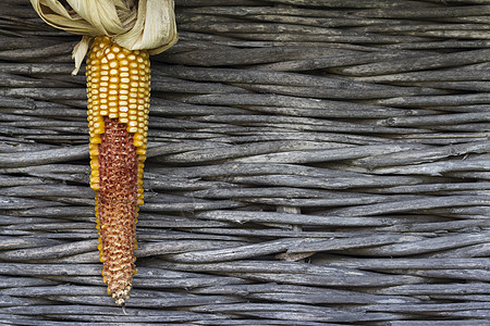 干玉米玉米的耳朵和干叶子 在木制背景之下背景