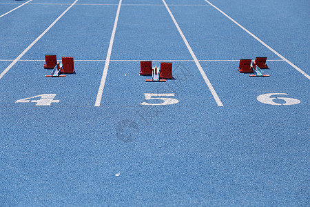 运行字段上的数字短跑运动员比赛体育场赛马场竞技田径终点竞争车道图片