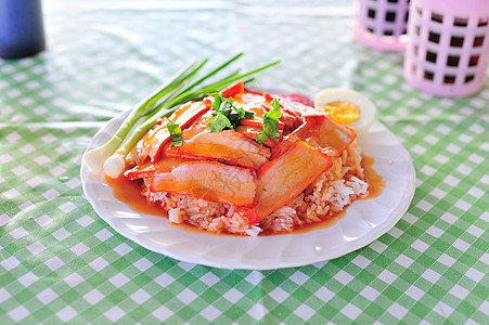 茶菜叫米饭红猪肉酱红色白色盘子食物美食午餐图片