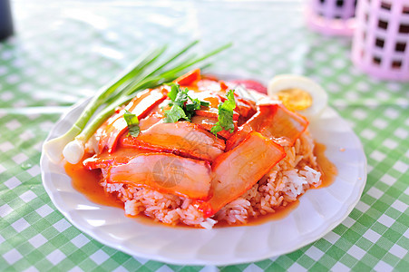 茶菜叫米饭红猪肉酱盘子红色白色午餐食物美食图片