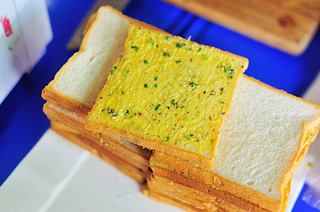 面包和黄油在柔软的光线下白色小麦传播小吃粮食棕色早餐宏观烘烤桌子图片