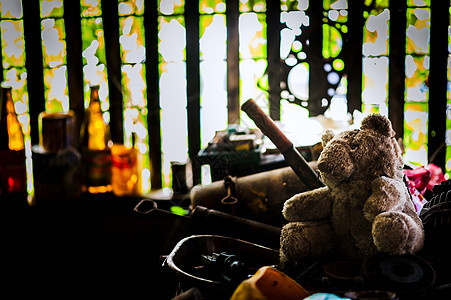 用旧工具在脏地方的熊娃娃娃娃工作扳手工艺工业金属工作室作坊抽屉店铺桌子背景图片