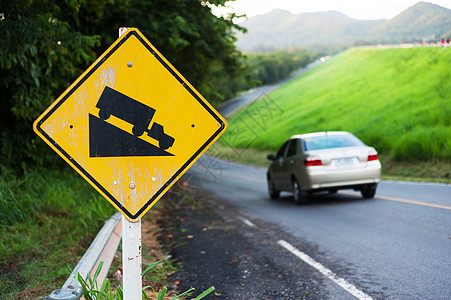 示警警告危险信号标志交通卡车路标街道下坡黄色绿色白色运输插图图片
