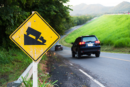 示警警告危险信号标志插图绿色黄色交通卡车街道路标运输下坡白色图片