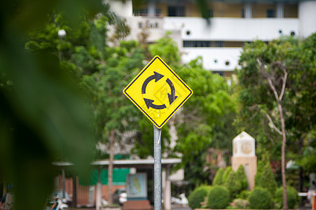 光线柔软的环形标志安全路口黄色蓝色白色街道路标运输圆圈交通图片