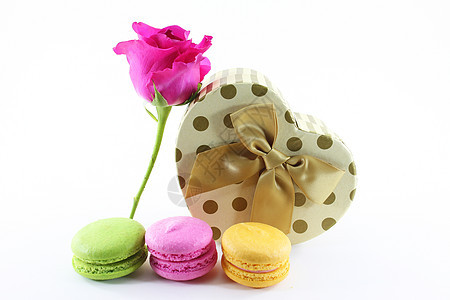 孤立背景的鲜花和赠送礼物艺术玫瑰金子饼干粉色食物黄色面粉绿色箱花图片