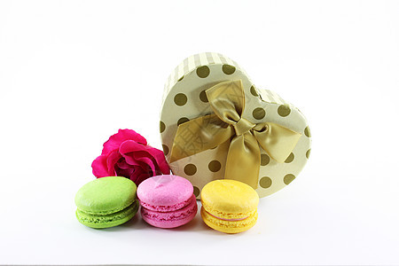 孤立背景的鲜花和赠送礼物艺术粉色甜点绿色玫瑰箱花面粉咖啡黄色饼干图片