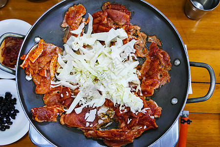 猪肉卡比 韩国菜牛肉白色蔬菜红色烧烤绿色餐厅美食午餐食物图片
