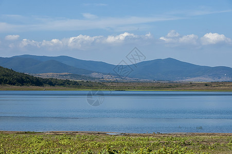 美人仰望拉比沙湖和马古拉山洞的长相地面天空绿色蓝色洞穴季节叶子钓鱼衬套土壤图片