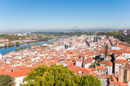 葡萄牙Coimbra屋顶上的城市风景建筑学历史性场景文化爬坡天空景观大学旅行历史图片