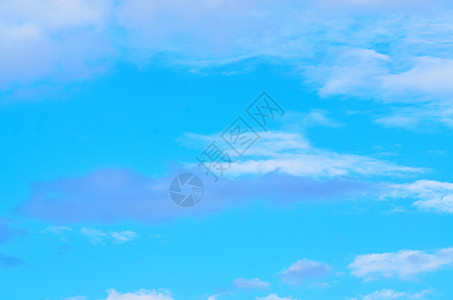 蓝色天空中的云彩云雾天气蓝天沉淀照片云景季节积雨水分阳光图片