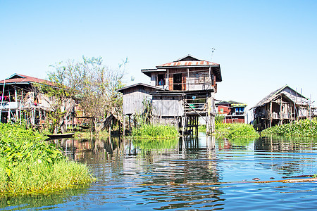 缅甸内尔湖传统浮动村住房 缅 甸蓝色旅行遗产入口建筑旅游木头村庄天空渔夫图片