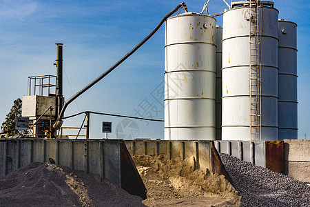 水泥储存的硅蓝色天空建筑建造设施筒仓管道工厂商业工业图片