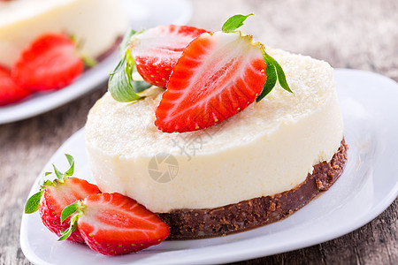 甜奶酪蛋糕红色白色奶油奶制品水果甜点糕点食物棕色绿色图片