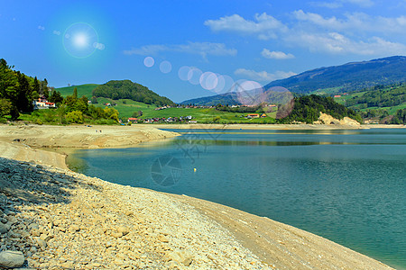 夏季格鲁耶尔湖 瑞士弗里堡州蓝色风景太阳绿色海滩旅游旅行太阳光线天空图片