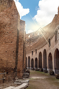 Colosseum 内部视图竞技场天空论坛石头历史阳光古城多云斗兽场建筑学图片