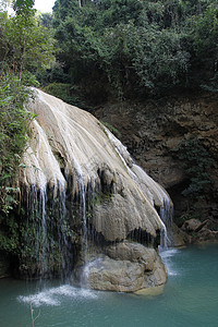 泰王国的空洞肺瀑布石头游客叶子热带风景小溪美丽旅行流动环境图片